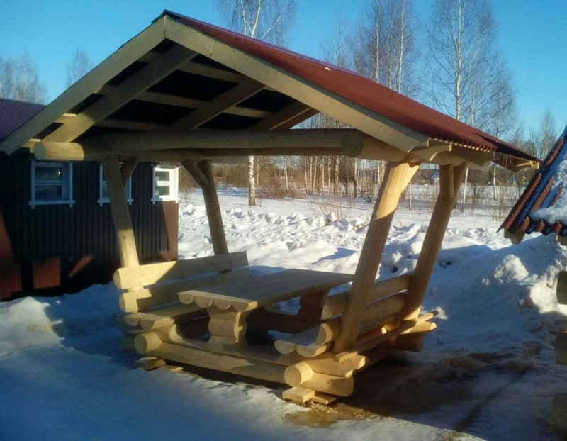 Беседка из остатков бревен