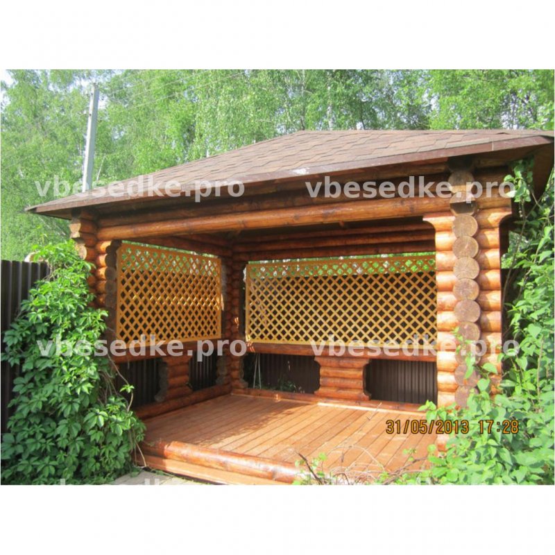 Беседка из старых бревен