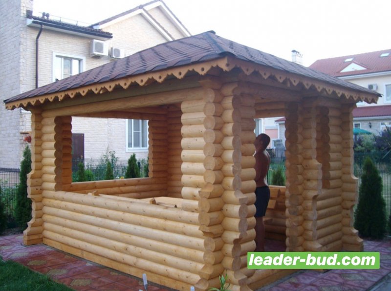 Рубленая беседка из бревна
