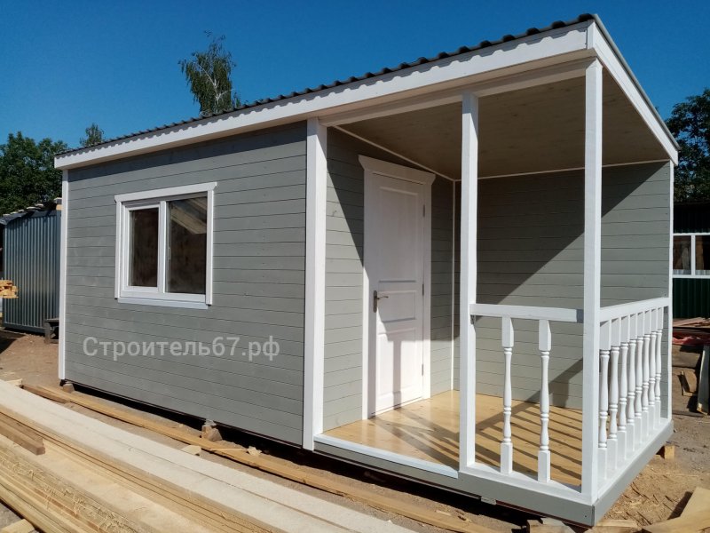 Бытовка с верандой белая с голубой крышей