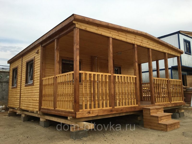 Деревянная бытовка для дачи с верандой