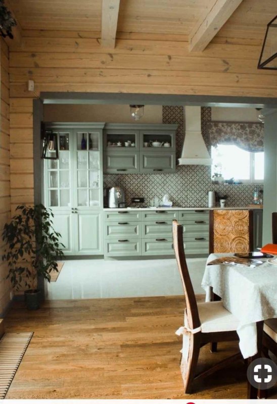 Кухня в доме из бревна