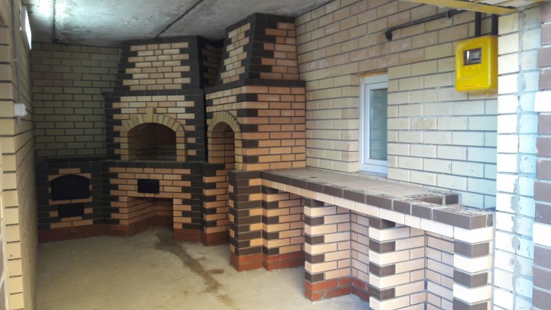 Сарай из кирпича с мангалом
