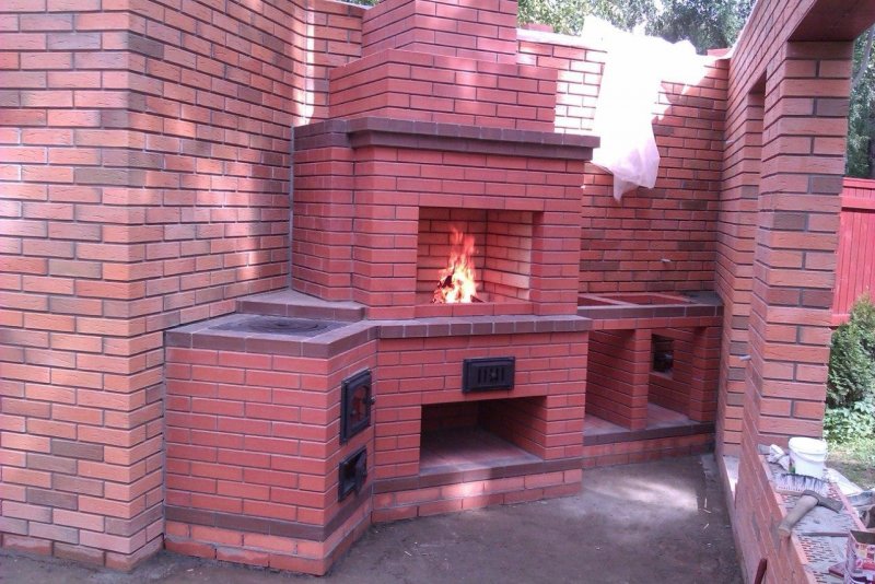 Мангал с плитой из кирпича