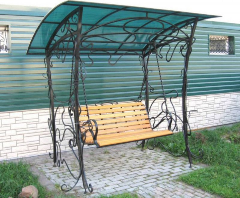 Скамейка качалка для сада