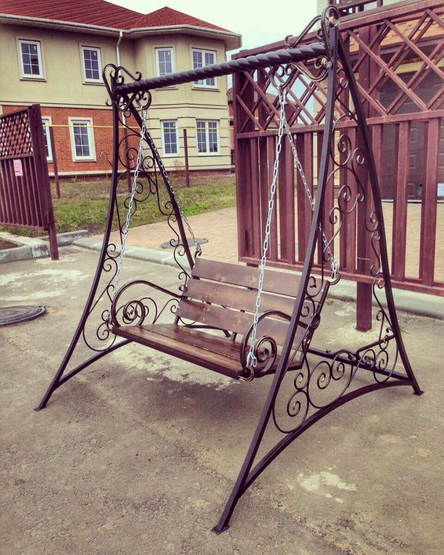 Кованые качели с навесом
