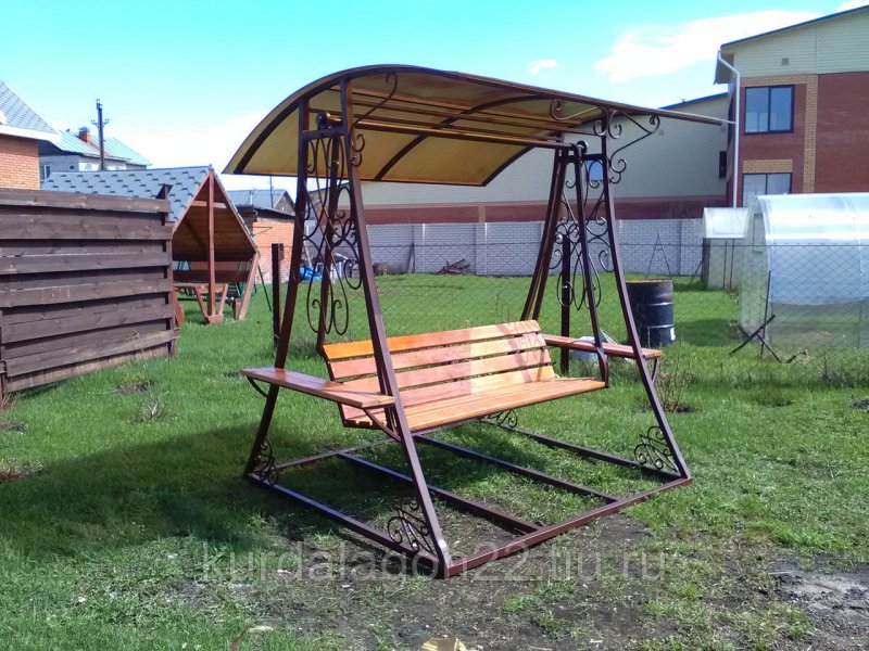 Кованые садовые качели с крышей из поликарбоната