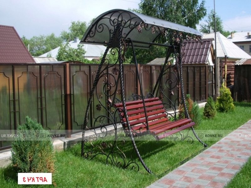 Качели кованые с матрасом и крышей