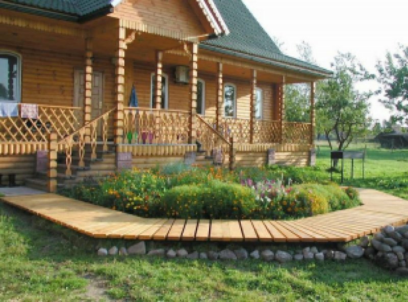 Красивое крыльцо для деревянного дома