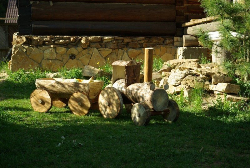 Паровозик из бревен