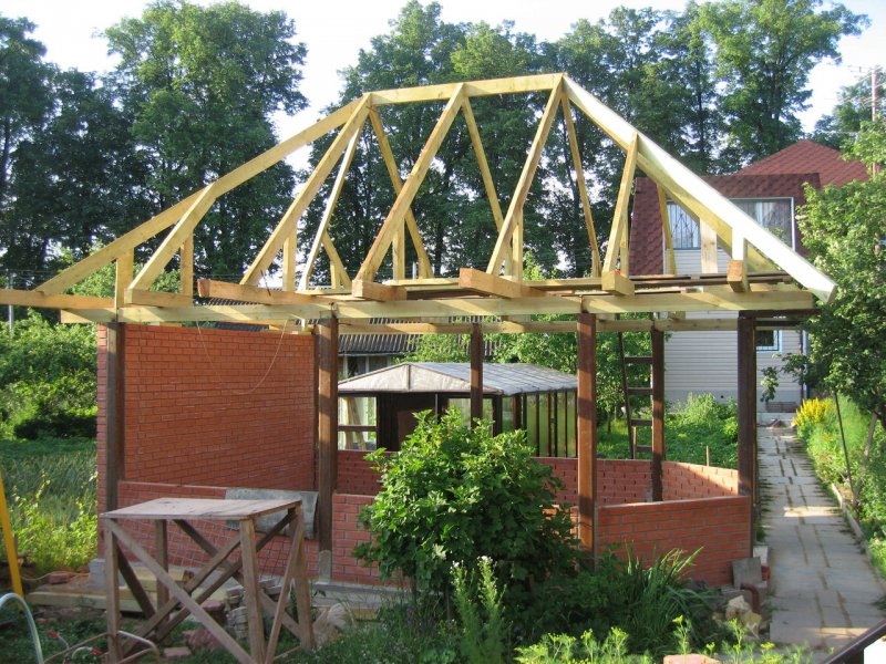 Беседка с ломаной крышей