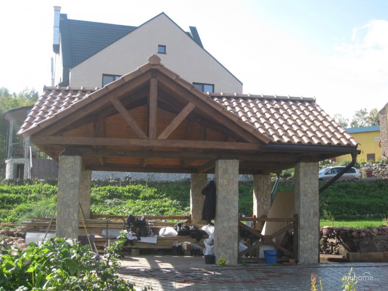 Гараж с четырехскатной крышей красное вино