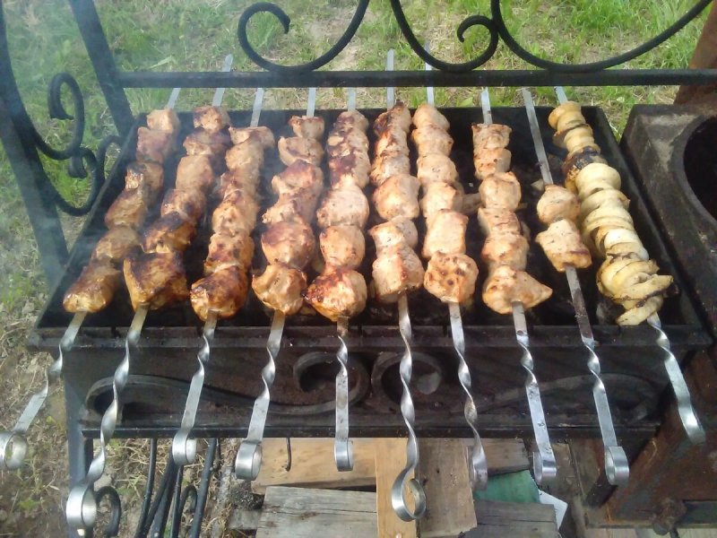 Шампур с шашлыком на даче