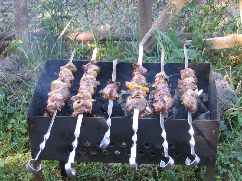 Маленький мангал с мясом