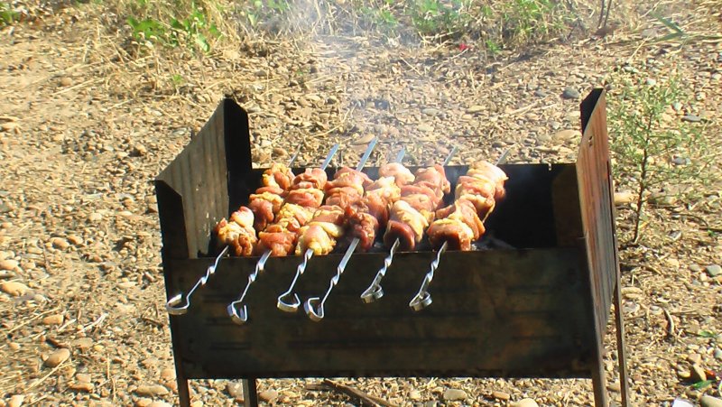 Шашлык жарится на мангале