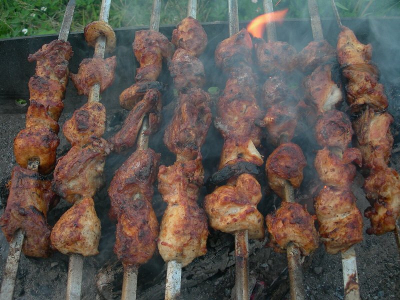 Шашлыки природе летом на мангале