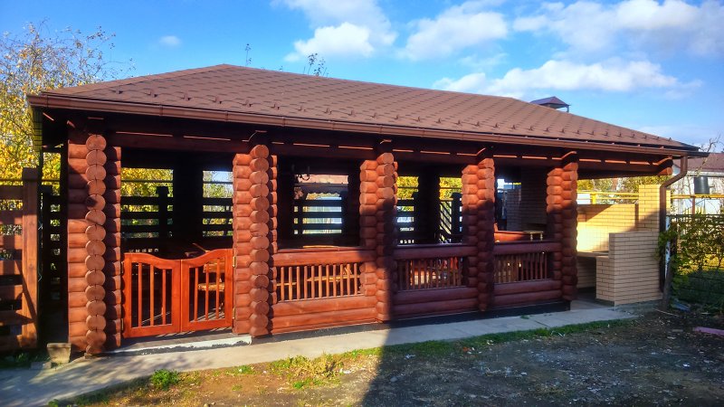 Беседка из кирпича и бревна