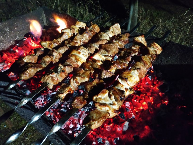 Шашлыки на природе вечером