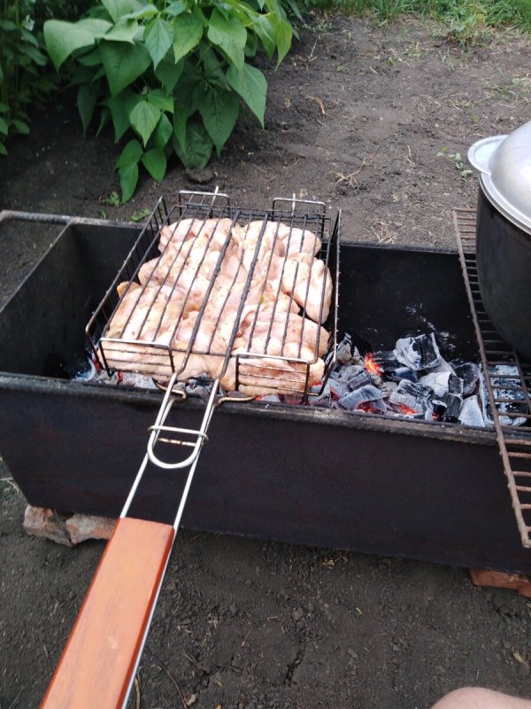 Шашлык вечером на даче