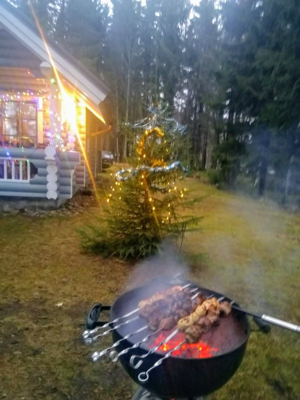 Шашлык вечером на даче