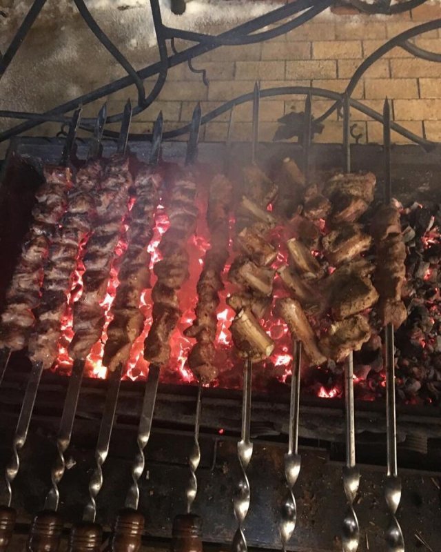 Шашлык на мангале ночью