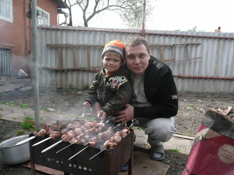 Российская семья на шашлыках