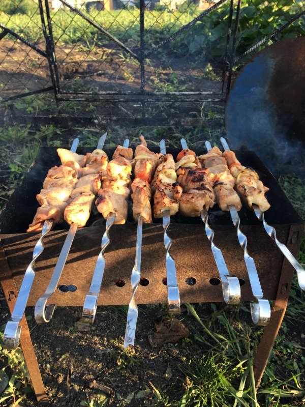 Шашлык на мангале на даче