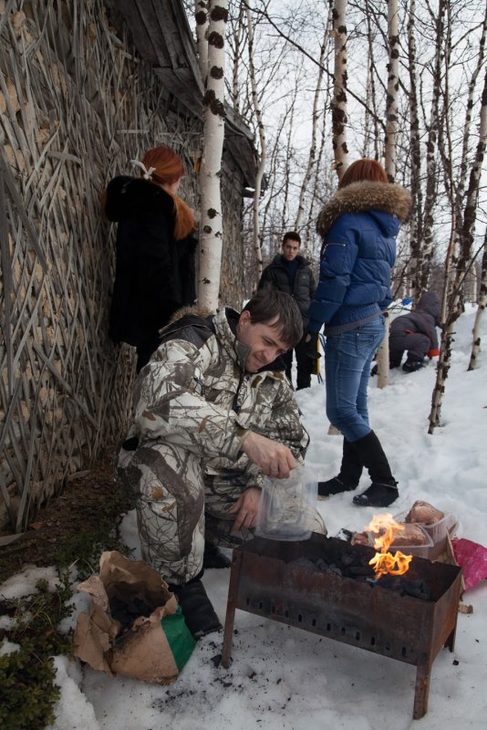 Шашлыки на природе вечером