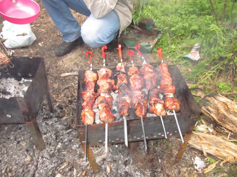 Шашлык вечером на даче
