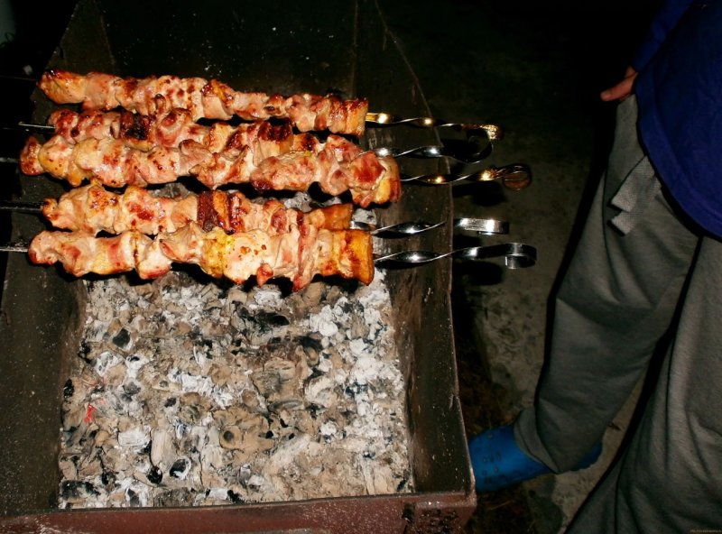 Шашлыки на природе вечером
