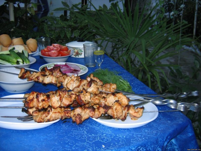 Стол с шашлыками вечером