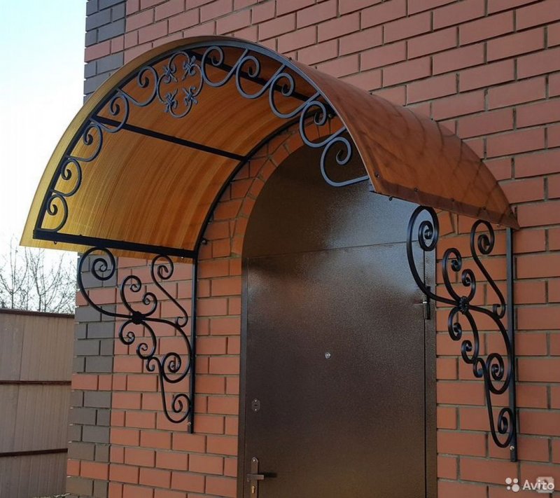 Козырёк над крыльцом