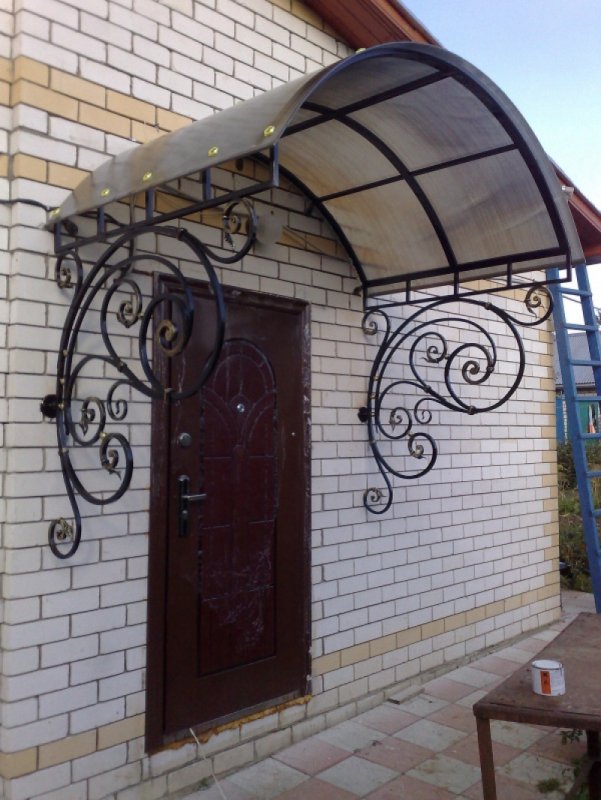 Козырёк над крыльцом