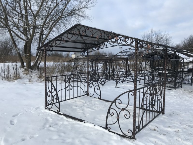 Кованная беседка с односкатной крышей