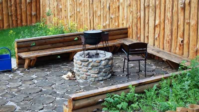 Зона для приготовления шашлыка на даче