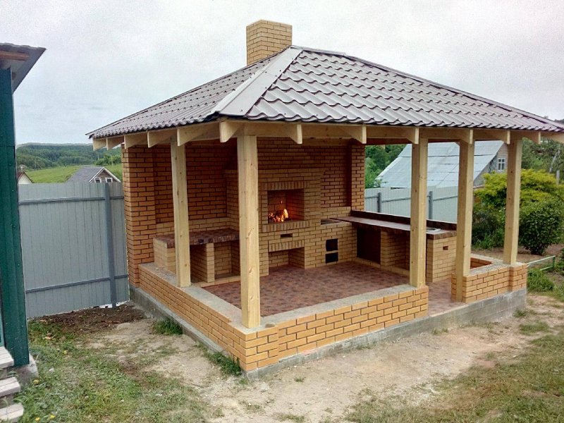 Беседка с мангальной зоной из бревна