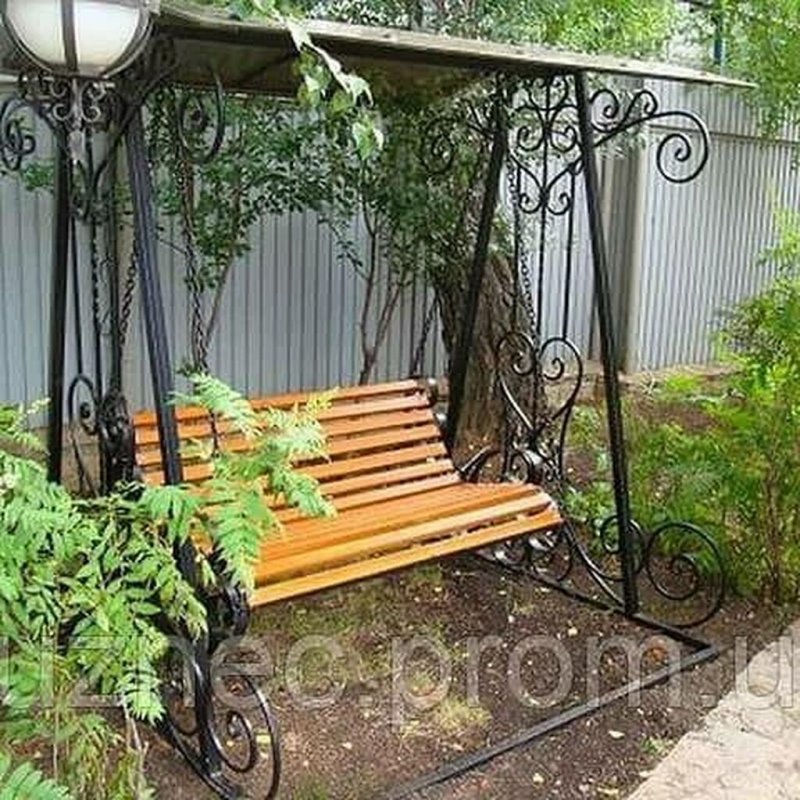 Красивые качели для сада из металла
