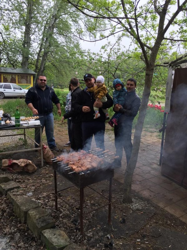 Шашлык на даче весной