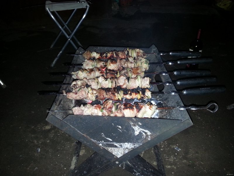 Шашлык на мангале ночью