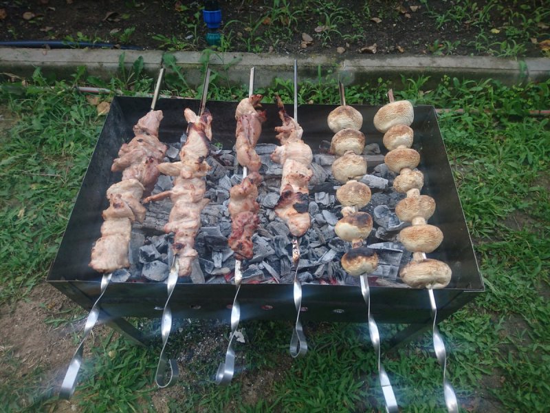 Шашлык жарится на улице