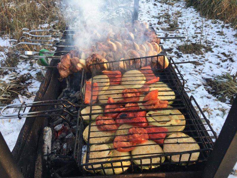 Стол на даче с шашлыками зима