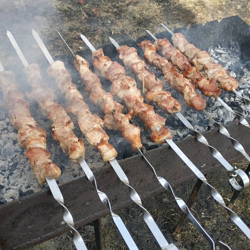 Шампур с шашлыком на даче