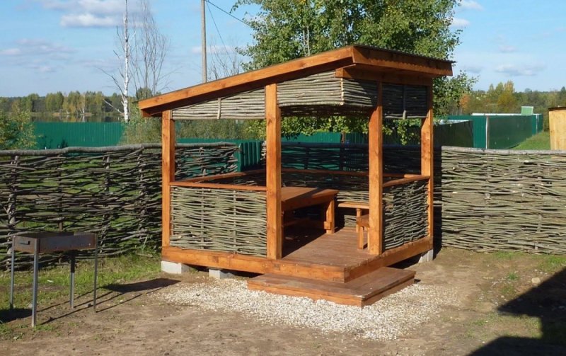 Беседка из подручных материалов