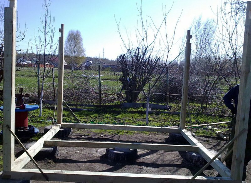 Деревянные столбы для навеса