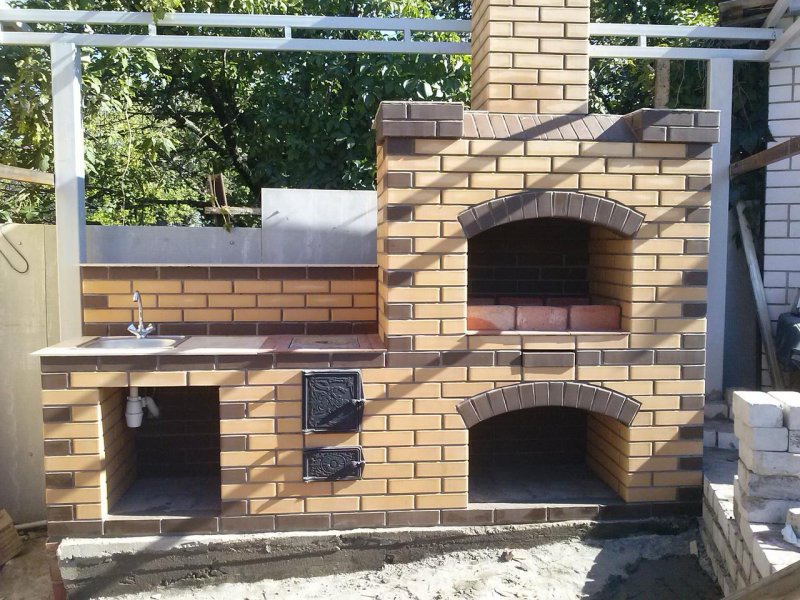 Уличное барбекю из кирпича