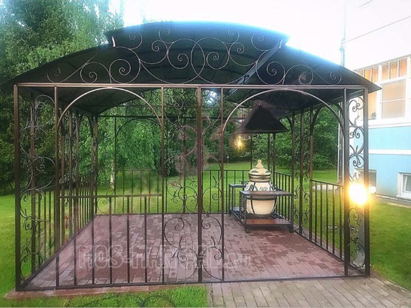 Беседка с ковкой
