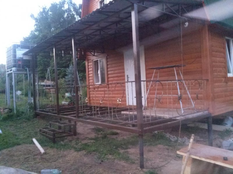 Веранда с кирпичными колоннами