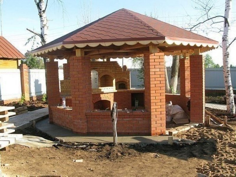Беседка с мангалом из кирпича