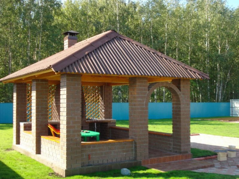 Беседка с мангалом из кирпича