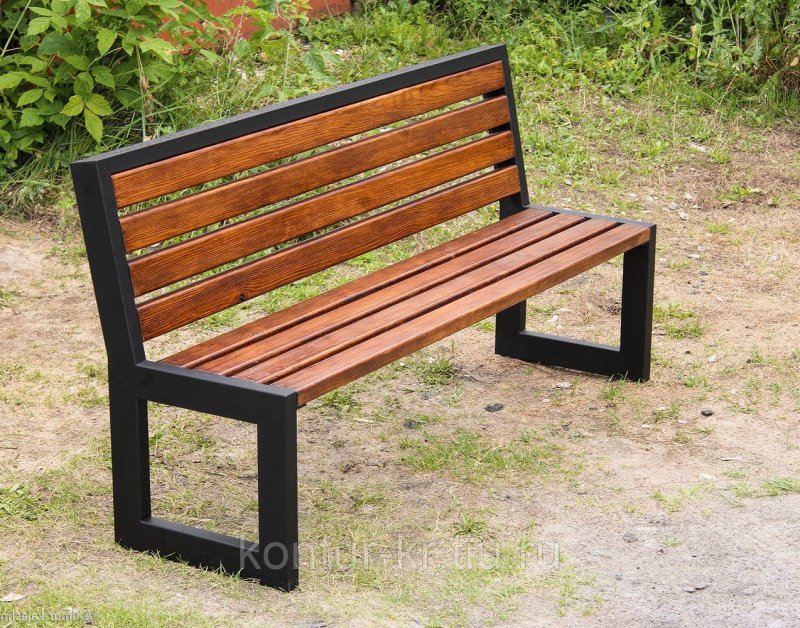 Уличные скамейки из металла и дерева